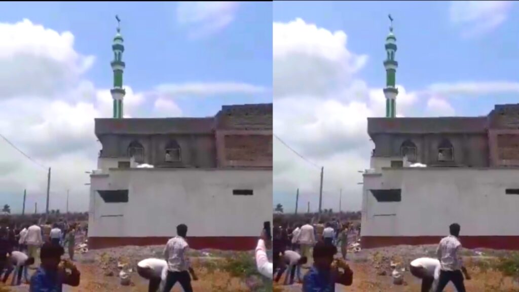 ভারতে মসজিদ দখল করলো একটি সংগঠন!